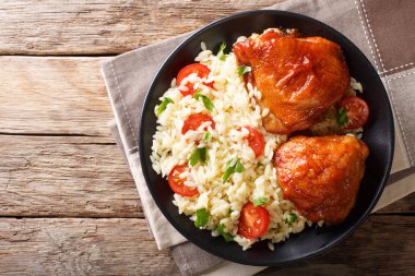 Ev yapımı yemek: fırında tavuk uyluk pirinç garnitür ile u kapatın