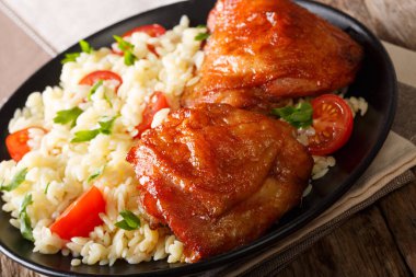 Bir garnitür sebze ile pirinç lezzetli kırmızı tavuk uyluk