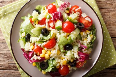 Lezzetli salata taze sebze, pirinç ve marul üzerinde yakın çekim bir 