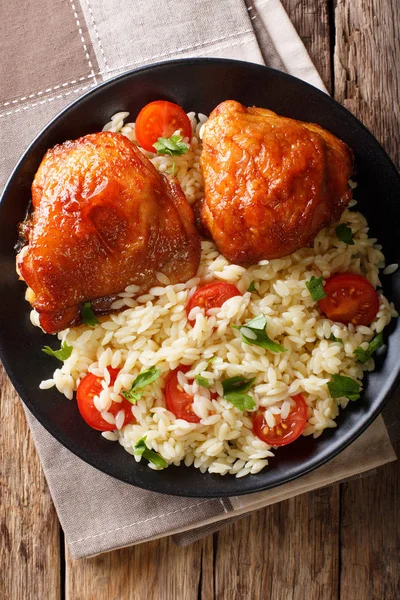 Deliciosos muslos de pollo glaseados con arroz, verduras y tomates o — Foto de Stock