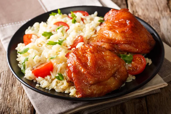 Portion de cuisses de poulet frit avec garniture de riz aux légumes — Photo