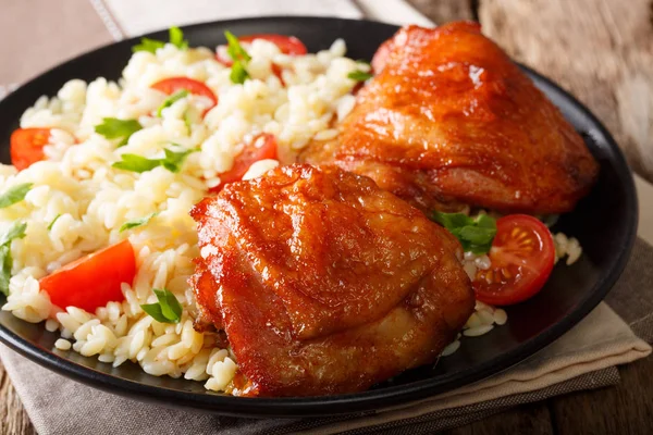 Comida caseira: coxas de frango assadas com guarnição de arroz perto u — Fotografia de Stock