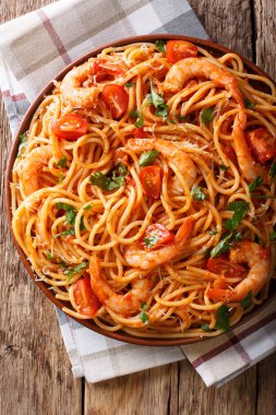 İtalyan makarna spagetti karides, parmesan ve tomat otlar ile