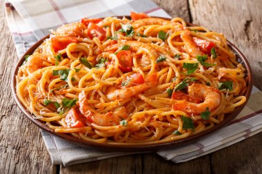 Fra Diavolo salça, deniz ürünleri ve makarna spagetti yakın çekim. 