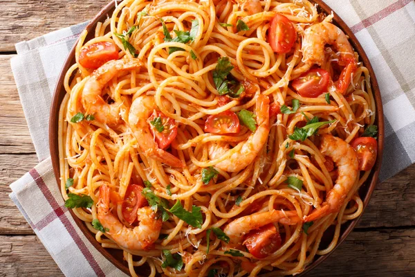Portion Spaghetti mit Garnelen, Parmesan mit Tomaten — Stockfoto