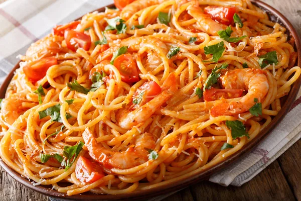 Sabrosa pasta italiana de espaguetis con gambas, parmesano y hierbas en — Foto de Stock