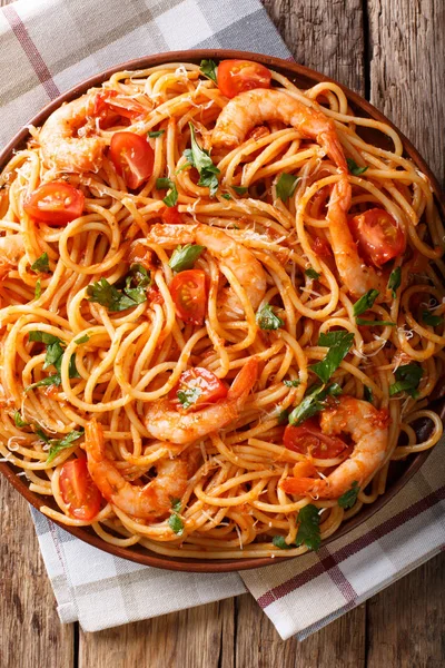 Spagetti karides ile parmesan peyniri ile domates s bölümü — Stok fotoğraf