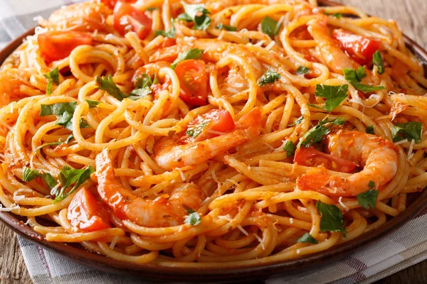 Würzige Spaghetti mit Garnelen in Tomatensauce aus nächster Nähe. Horizonte — Stockfoto