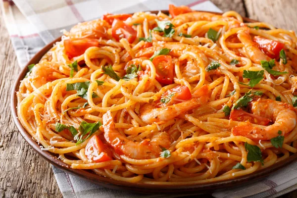 Espaguetis de pasta italiana con gambas, parmesano y hierbas en tomate — Foto de Stock