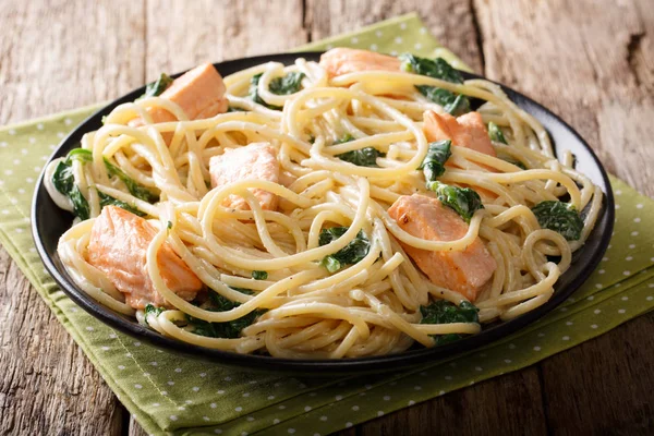 Spaghetti mit Lachs, Frischkäse und Spinat schließen — Stockfoto