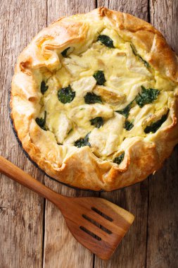 Snack Enginarlı, gevrek pasta peynir ve ıspanak yakın çekim. v