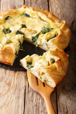 Snack Enginarlı, gevrek pasta peynir ve ıspanak yakın çekim. v
