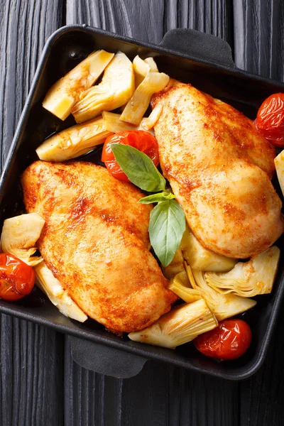 Biopotraviny: porce kuřecích prsou s artyčoky a do výše — Stock fotografie