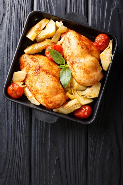 Poitrines de poulet frit sont servis avec des artichauts et des tomates cl — Photo