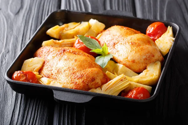 Petto di pollo succoso con carciofi, pomodori e basilico close-u — Foto Stock