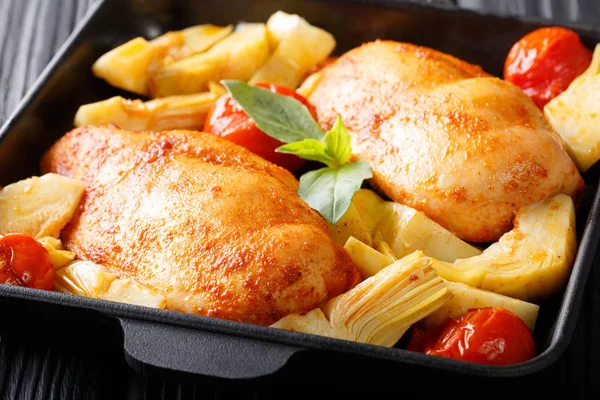 Вкусная здоровая пища: куриная грудка с артишоками и помидорами — стоковое фото