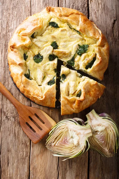 Torta crocante saudável orgânica dourada com alcachofras, queijo e sp — Fotografia de Stock