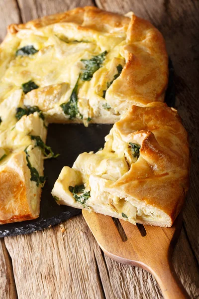 Torta salgada aberta caseira com alcachofras, queijo e espinafre clo — Fotografia de Stock