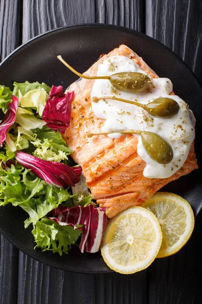 Filé de salmão grelhado com molho creme, alcaparras, limão e fresco — Fotografia de Stock