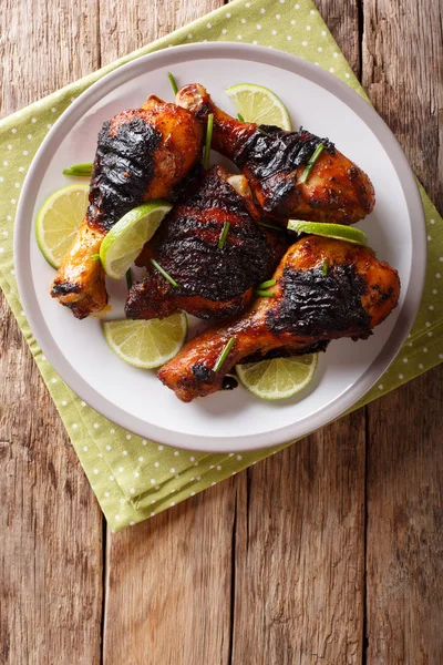 Tambour de poulet grillé des Caraïbes avec citron vert et oignons gros plan — Photo