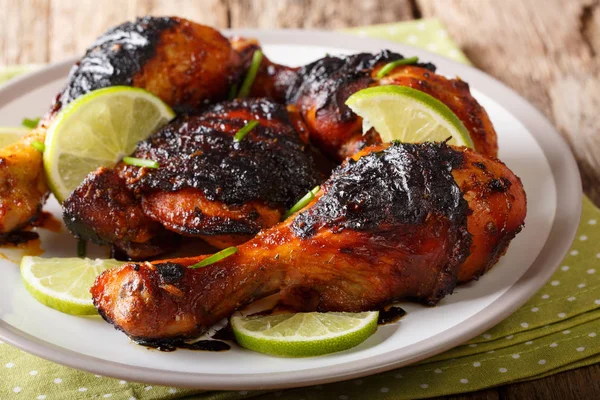 Caribisch gegrilde kip drumstick met kalk en uien closeup — Stockfoto