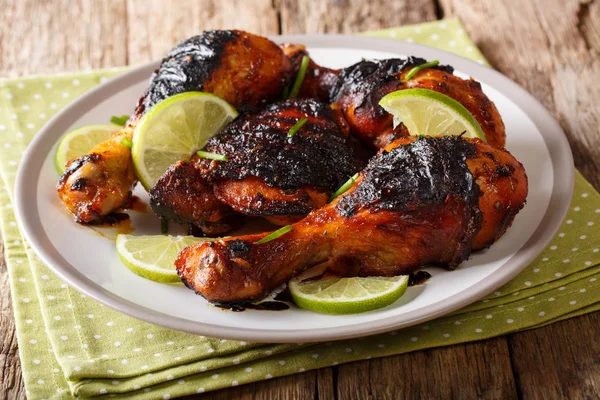 Palillo de pollo a la parrilla picante caliente con limón y cebolla verde cl —  Fotos de Stock