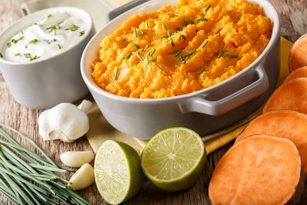 Spicy mashed sweet potato with onion, garlic and lime close-up i — Stock Photo, Image