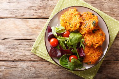 Ev yapımı börek tatlı patates ve salata üzerinde taze karışımı bir 