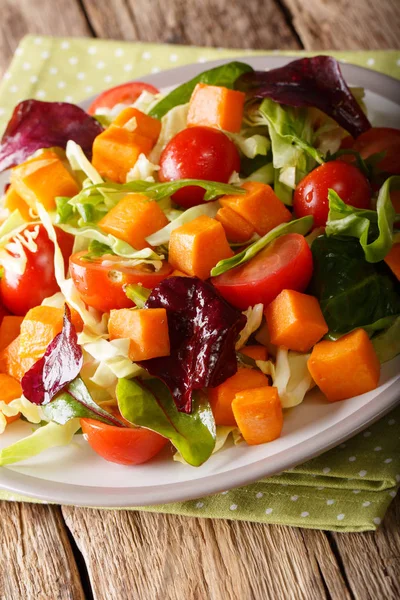 Cl 신선한 야채와 고구마의 맛 있는 유기농 샐러드 — 스톡 사진