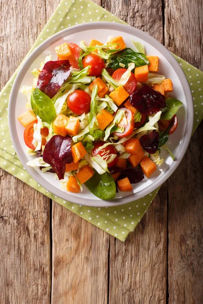 Fresh vegetarian salad with baked sweet potato, vegetables and h — Stock Photo, Image