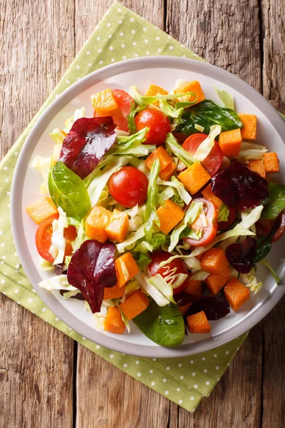 Deliciosa ensalada orgánica de batata con verduras frescas cl — Foto de Stock