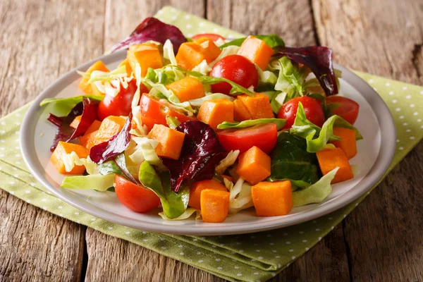 Gedeelte van salade met zoete aardappel, verse groenten en kruiden d — Stockfoto