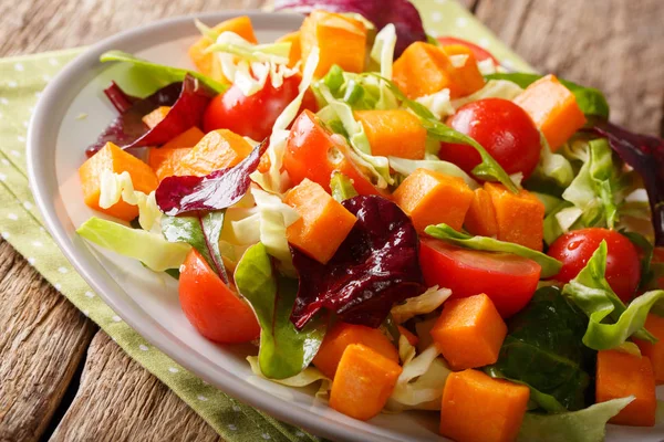 Разноцветный салат с запеченным сладким картофелем, овощами и травами — стоковое фото
