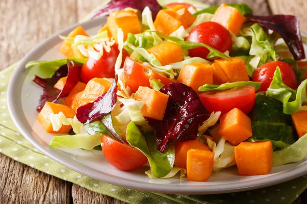 Ensalada vegetariana fresca con batata al horno, verduras y h —  Fotos de Stock