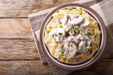 Fettuccine geleneksel İtalyan kremalı Boscaiola sos ile kapatmak