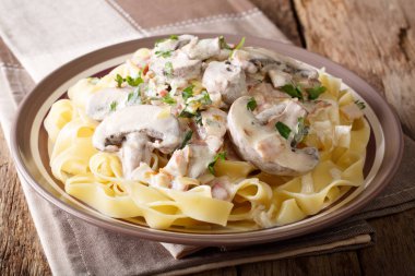 Fettuccine geleneksel İtalyan kremalı Boscaiola sos ile kapatmak