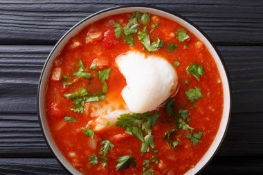 Lezzetli balık domates yahnisi ile bir kase sebze yakın çekim. h