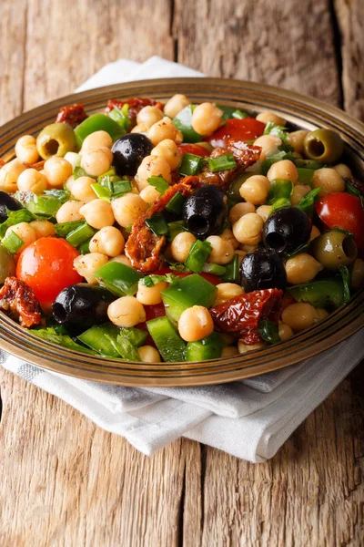Aliments sains : salade balela aux pois chiches, tomates, oignons, oli — Photo