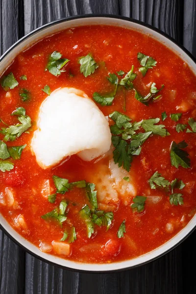 Kabeljau-Tomatensuppe mit Sellerie und Petersilie in Nahaufnahme in einer Schüssel. — Stockfoto