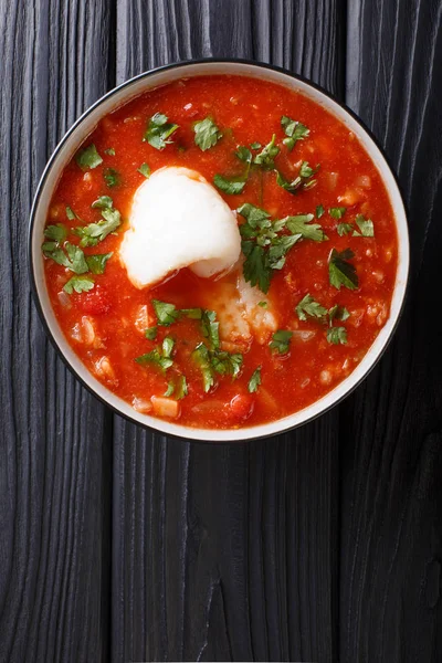 Siciliansk fisk tomatsoppa med grönsaker närbild i en skål. Ve — Stockfoto