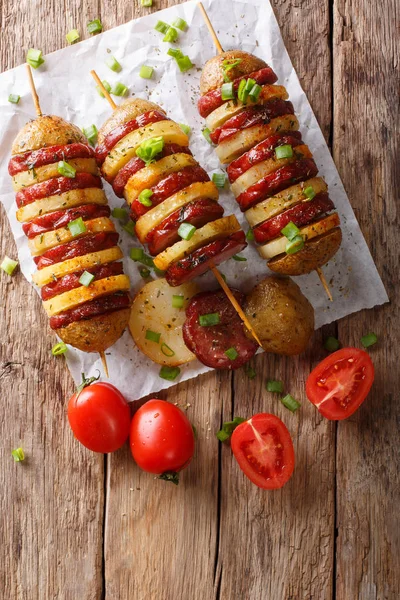 Şiş kebap patatesle sosis şiş yakın çekim üzerinde üzerinden. ver — Stok fotoğraf