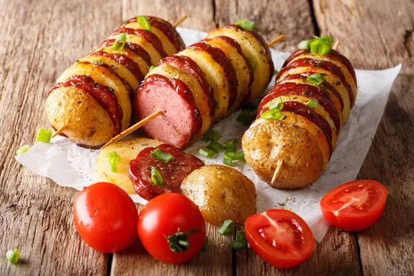 Nylagade shish kebab från potatis spett med korv sa — Stockfoto
