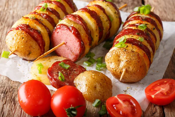 Gustoso barbecue da spiedini di patate con salame di salsiccia e pomodori c — Foto Stock