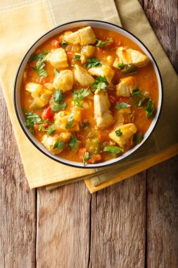 Bobo tavuk Hindistan cevizi sütü yakın çekim bir kase sebze ile.