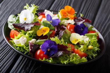Yenilebilir çiçekler taze marul salatası bölümünü ıspanak
