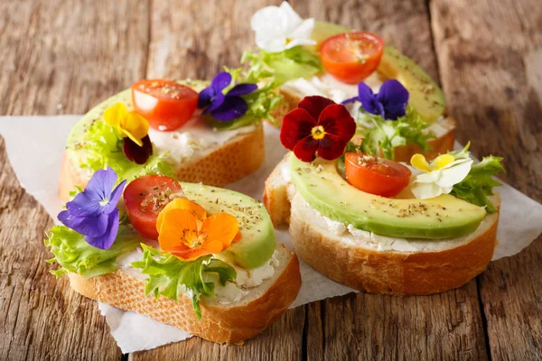 三明治, 可食用的花朵, 新鲜的鳄梨和奶油奶酪 c — 图库照片