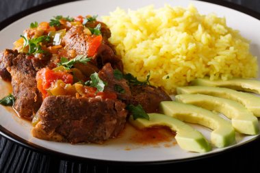 Seco de chivo keçi güveç sarı pirinç ve avokado yakın çekim olduğunu