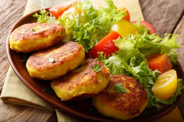 Taze sebze salatası c ile ev yapımı Ekvador patates pancakes