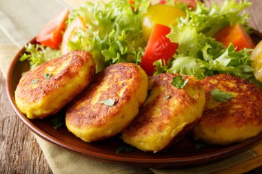 Taze sebze salatası kapat-u ile lezzetli sıcak patates pancakes