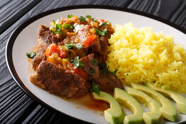 노란 밥의 장식과 함께 에콰도르 seco 드 chivo 염소 고기 — 스톡 사진